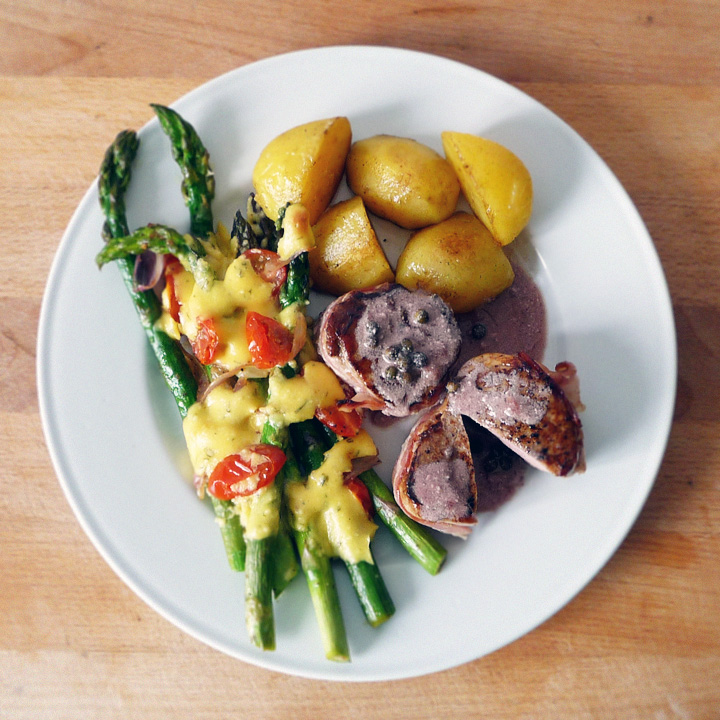 Schweinefilet mit grünem Spargel und Parmesan – MACROVIS